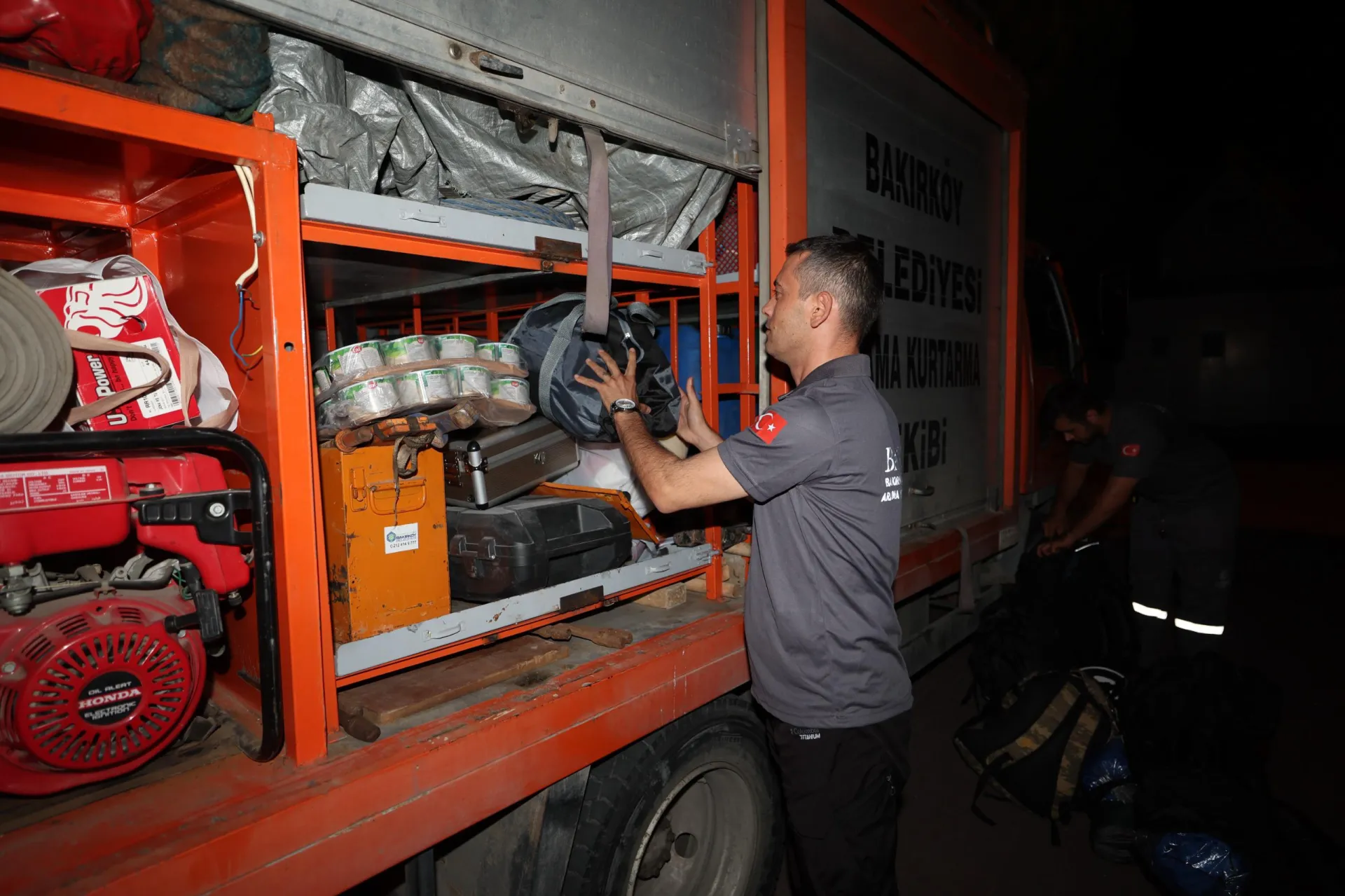 BAKIRKÖY BELEDİYESİ ARAMA KURTARMA TİMİ YANGIN BÖLGESİNDE