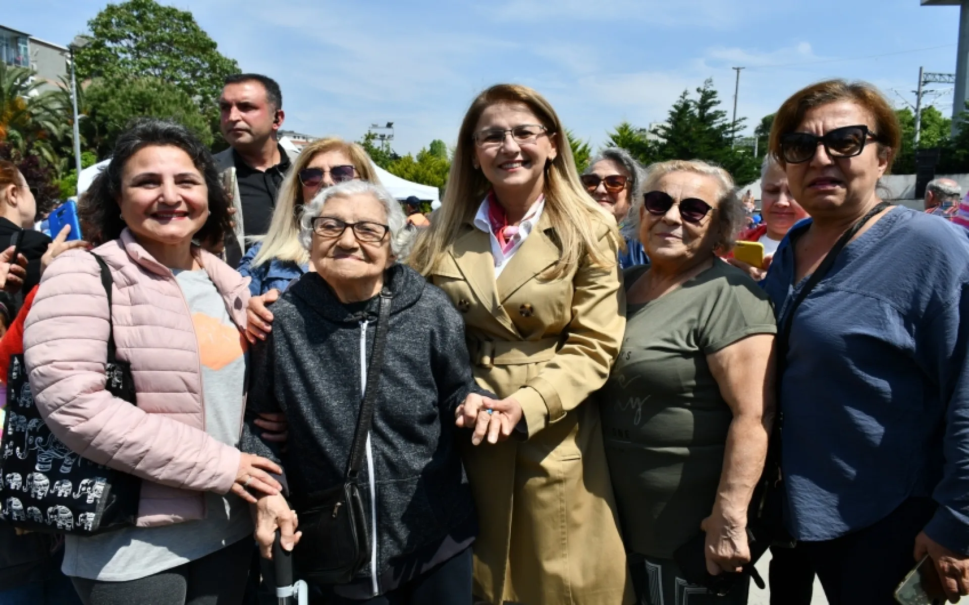 Bütün annelerimiz melek    Bütün özel günlerimizi bir arada gerçireceğiz. Bir kez daha anneler gününüz kutlu olsun!