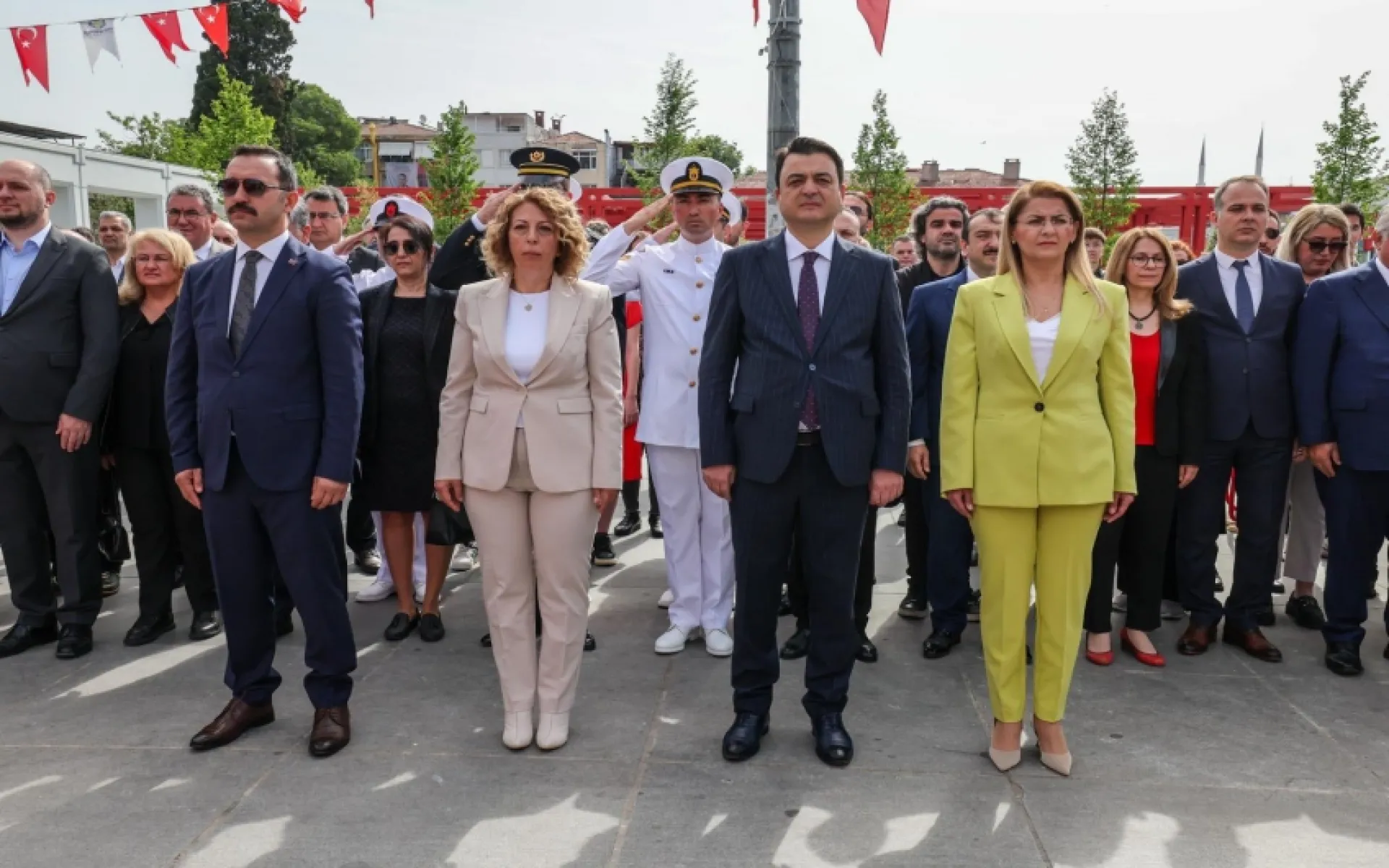 Minnettarız Atam 19 Mayıs Atatürk'ü Anma, Gençlik ve Spor Bayramı'nın 105.yılı kutlamaları kapsamında Cumhuriyet Meydanı'ndaki Atatürk Anıtı'na çelenk sunduk.