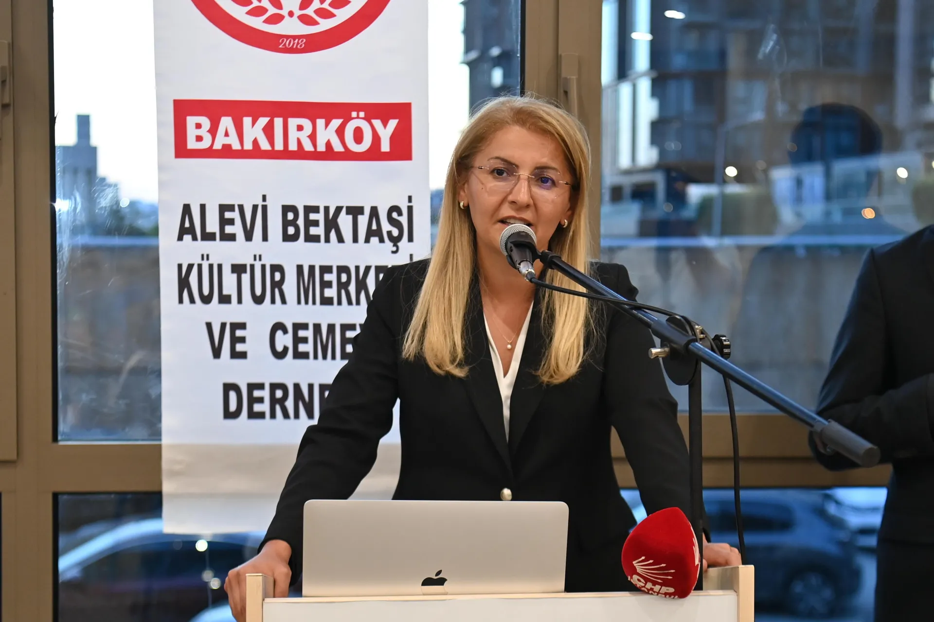 Bakırköy Belediye Başkanı Doç. Dr. Ayşegül Ovalıoğlu, CHP İstanbul İl Başkanı Özgür Çelik ile birlikte Bakırköy Cemevi'nde Muharrem Lokması'na katıldı