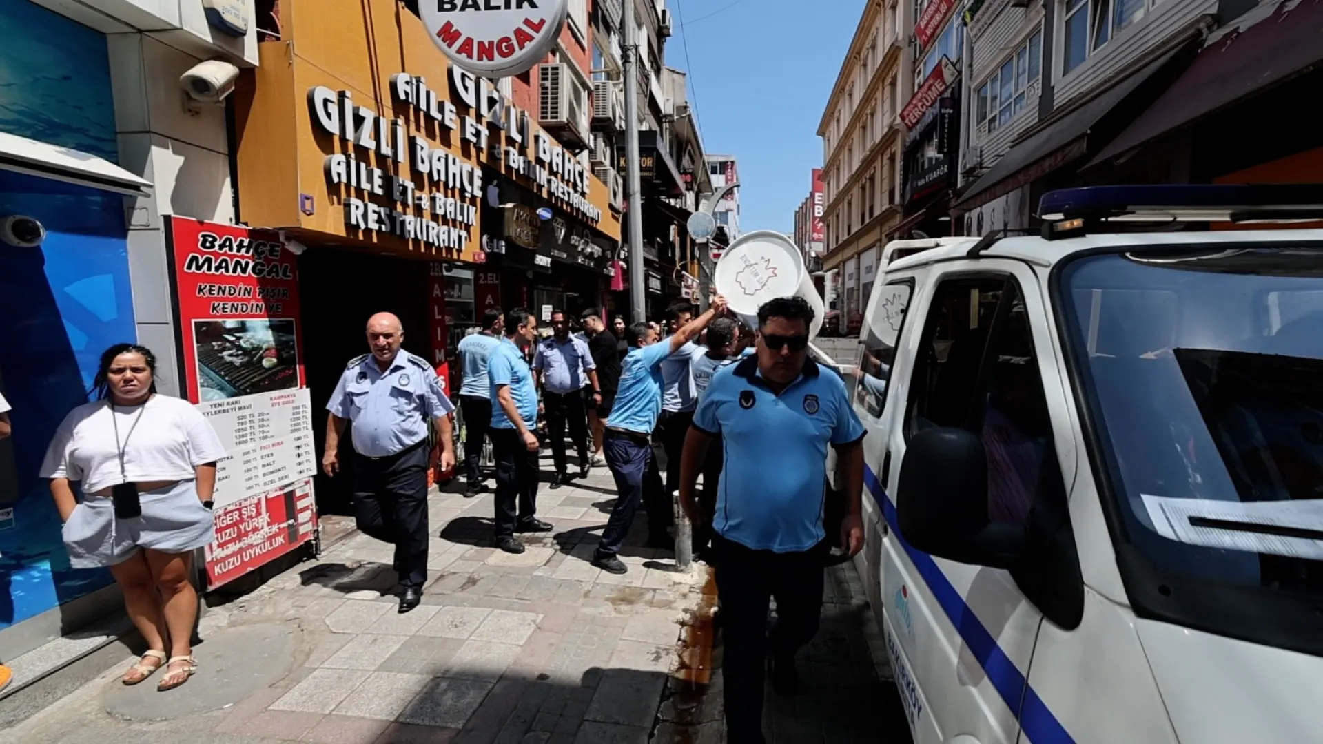 BAKIRKÖY BELEDİYESİ’NDEN KALDIRIM İŞGALLERİNE KARŞI DENETİM