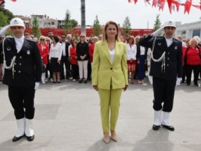 Minnettarız Atam 19 Mayıs Atatürk'ü Anma, Gençlik ve Spor Bayramı'nın 105.yılı kutlamaları kapsamında Cumhuriyet Meydanı'ndaki Atatürk Anıtı'na çelenk sunduk.