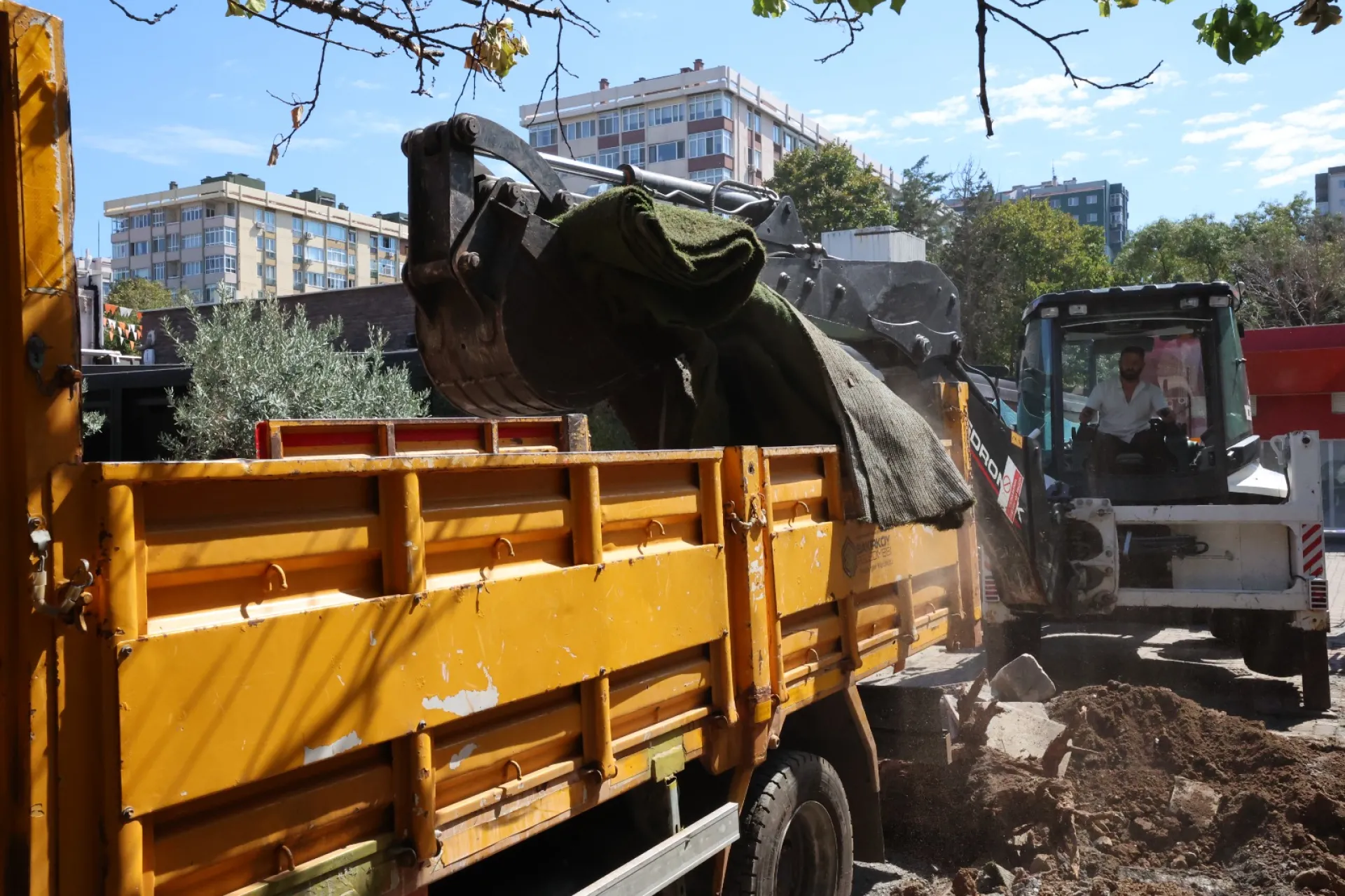 BAKIRKÖY BELEDİYESİ’NİN KALDIRIM İŞGALLERİNE KARŞI DENETİMİ DEVAM EDİYOR