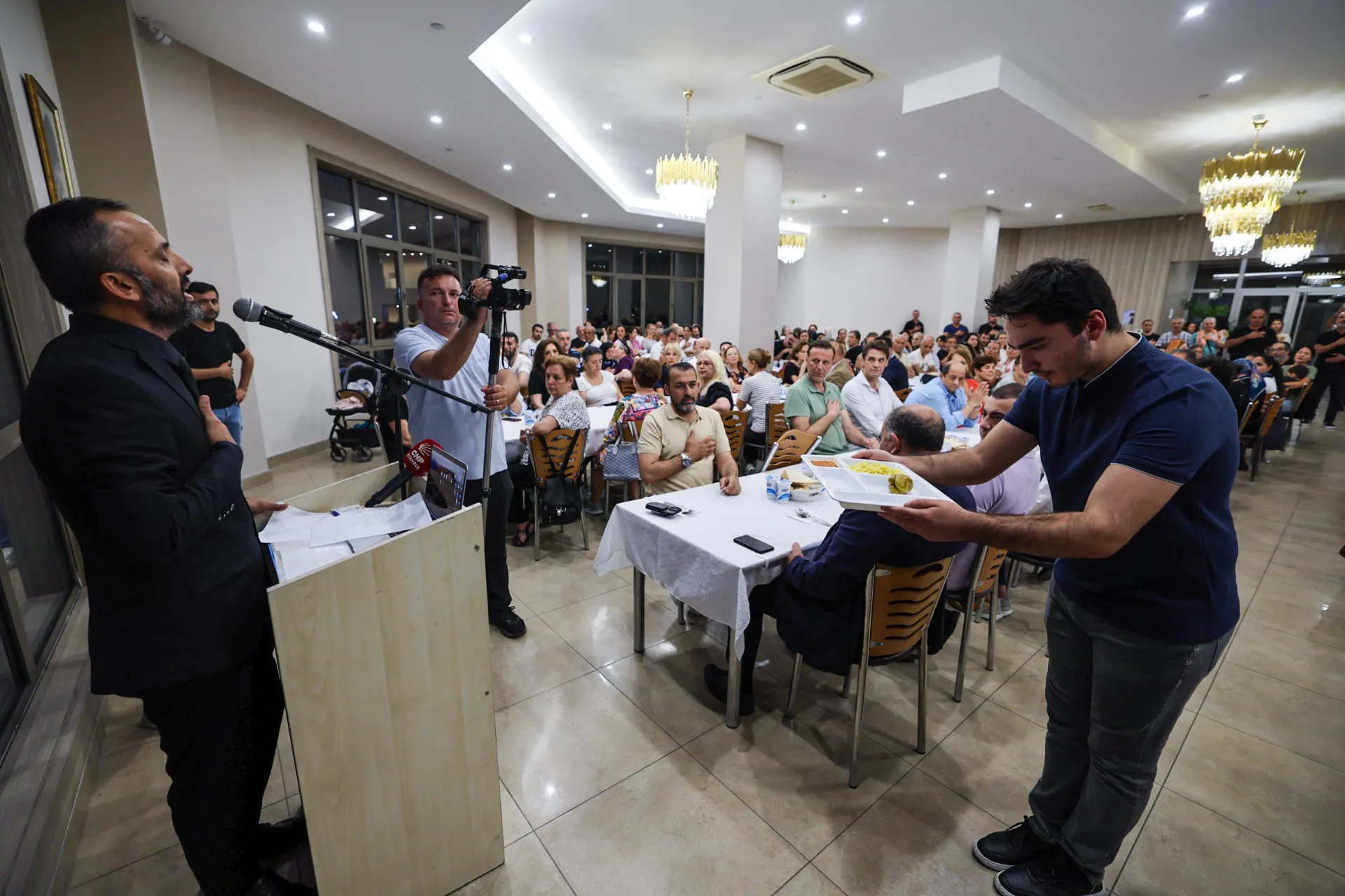 Bakırköy Belediye Başkanı Doç. Dr. Ayşegül Ovalıoğlu, CHP İstanbul İl Başkanı Özgür Çelik ile birlikte Bakırköy Cemevi'nde Muharrem Lokması'na katıldı