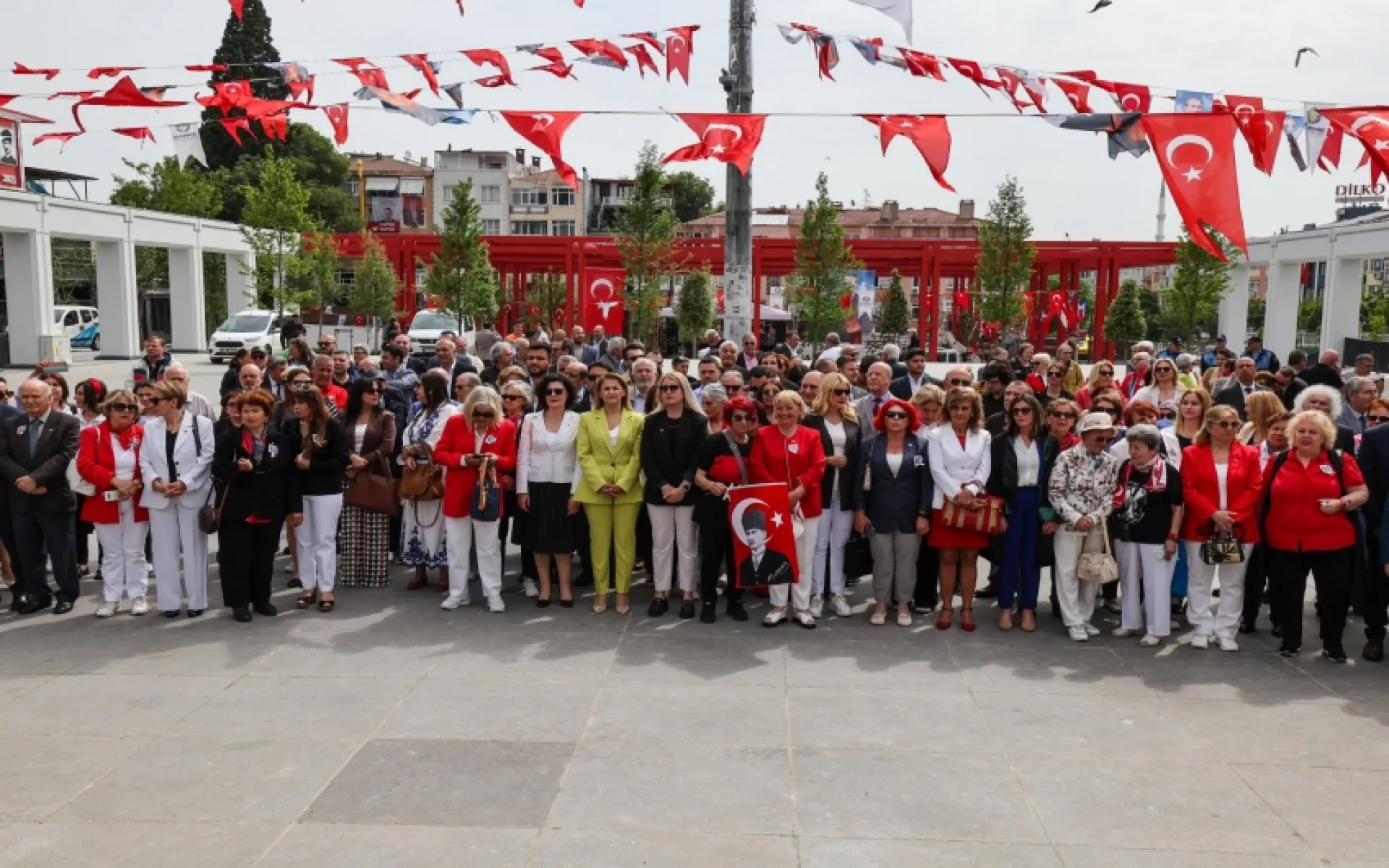 Minnettarız Atam 19 Mayıs Atatürk'ü Anma, Gençlik ve Spor Bayramı'nın 105.yılı kutlamaları kapsamında Cumhuriyet Meydanı'ndaki Atatürk Anıtı'na çelenk sunduk.