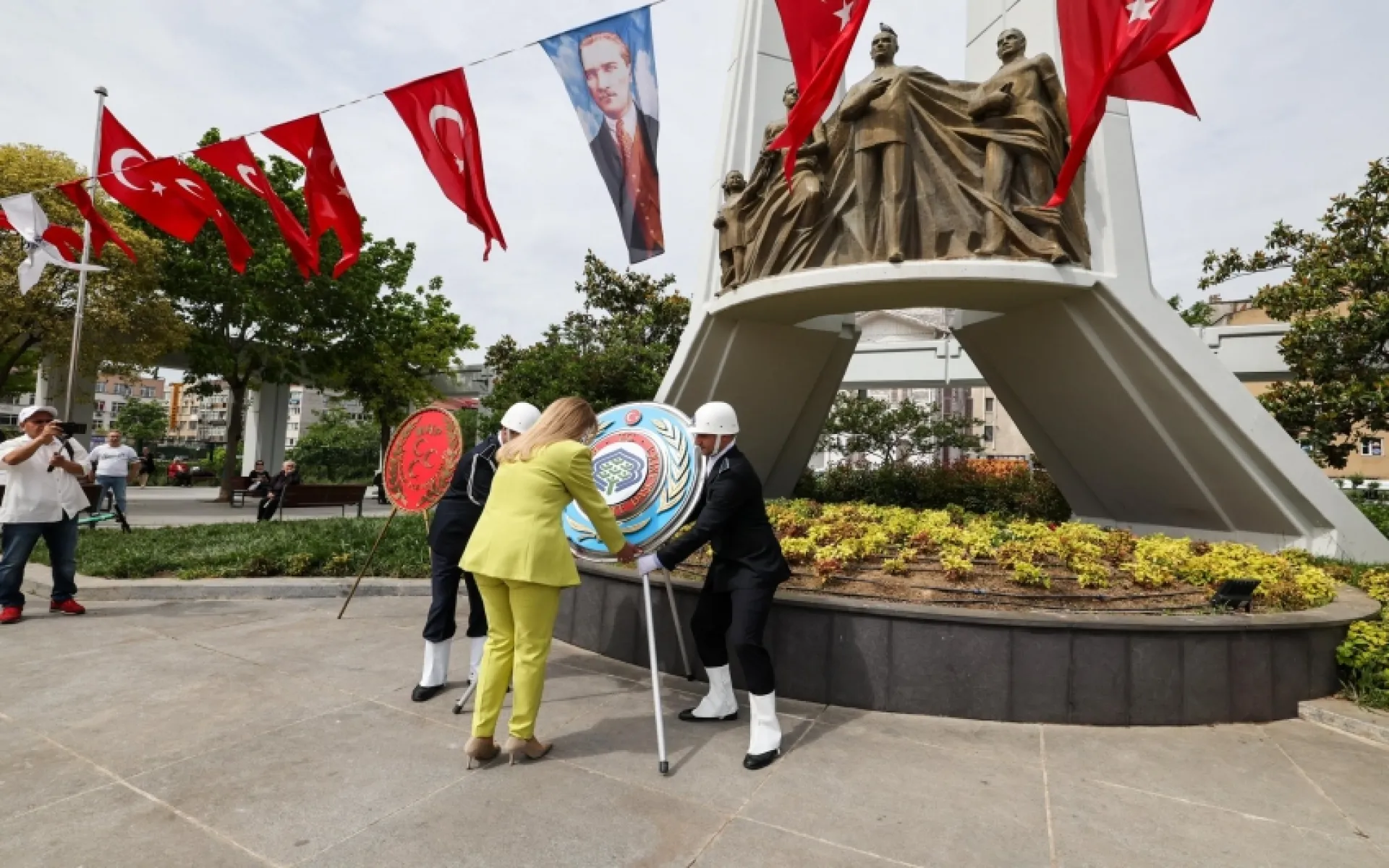 Minnettarız Atam 19 Mayıs Atatürk'ü Anma, Gençlik ve Spor Bayramı'nın 105.yılı kutlamaları kapsamında Cumhuriyet Meydanı'ndaki Atatürk Anıtı'na çelenk sunduk.